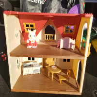 Calico Critters House and accessories + critter