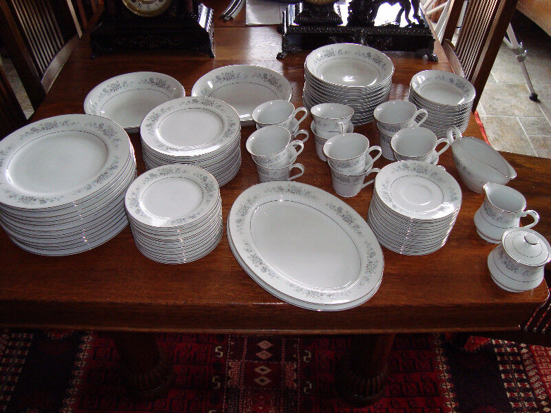 NICE JAPANESE MADE CHINA SERVICE FOR 12 Kitchen & Dining Wares