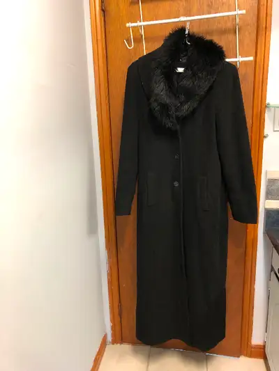 Black Long Womens Winter Coat.with Faux Fur Collar. Made in Canada. Size M Front Buttons/Side pocket...