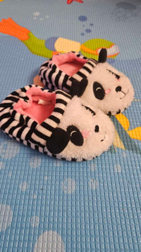 Panda Slippers Kids Size 5/6