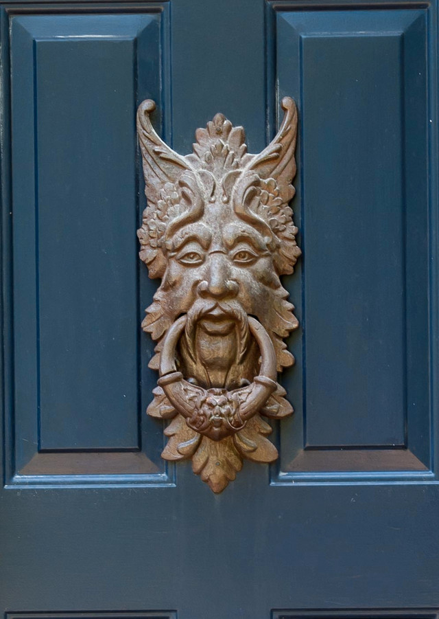 MAN DOOR KNOCKER 20 INCHES CAST IRON ENTRY WAY HOME OFFICE DECOR in Arts & Collectibles in Barrie