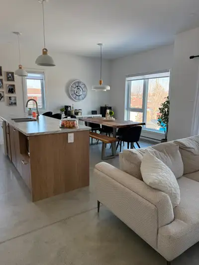 5½ à louer – 3 chambres, animaux acceptés! Disponible à partir de maintenant, ce superbe logement lu...