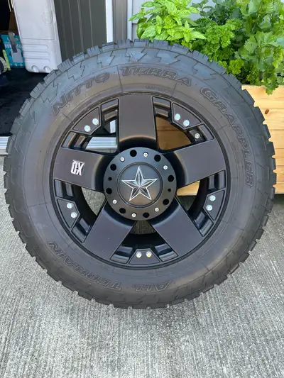 KMC Rockstar Wheels – Set of 5 – Jeep Wrangler. 18” (285/60R18) 5x5 (5x127mm) bolt pattern . 9” whee...