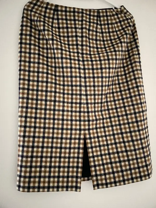Woman’s Skirt -Aquascutum in Women's - Bottoms in City of Toronto - Image 3