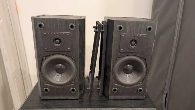 Speakers V52 and centre speaker V52CLR in Speakers in Calgary - Image 3