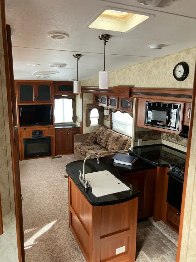 2013 Cougar 37’ Fifth Wheel in Travel Trailers & Campers in Revelstoke - Image 3