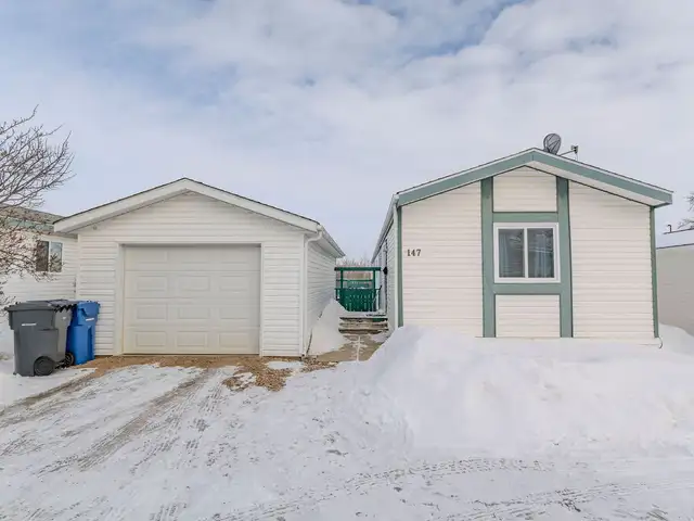 3 Bed 2 Bath Mobile Home Near Saskatoon. Garage + Open View in Houses for Sale in Saskatoon - Image 2
