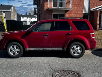 À vendre : Ford Escape 2009, moteur V6 3.0L, 197 000 km. Véhicule encore fonctionnel, démarre bien,...