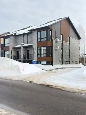 Tu recherches un logement tranquille, propre et lumineux? Ce 5 1/2 pourrait bien vous convenir. Cara...