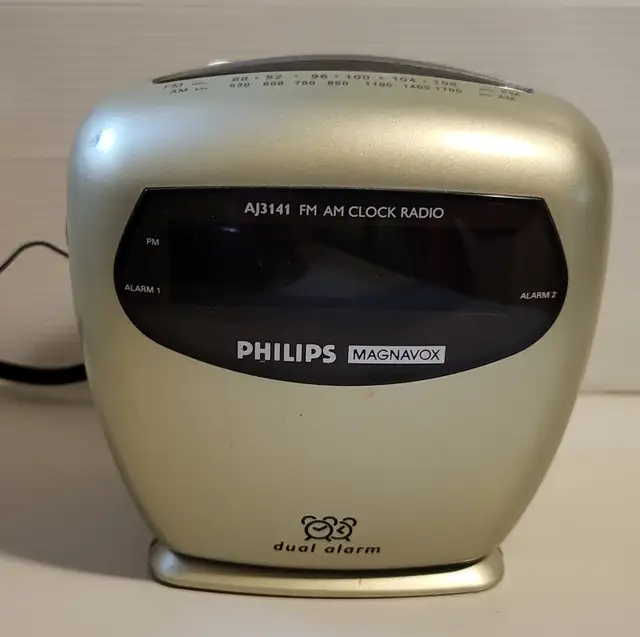 Vintage Phillips Magnavox Dual Alarm Clock Am/ Fm Radio in General Electronics in Oshawa / Durham Region - Image 3