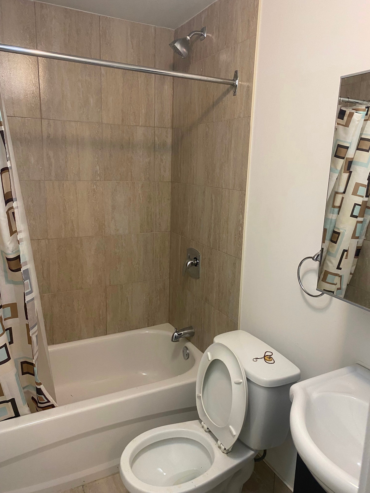 3.5 renovated for rent Balcony, wifi & dishwasher included — photo 1