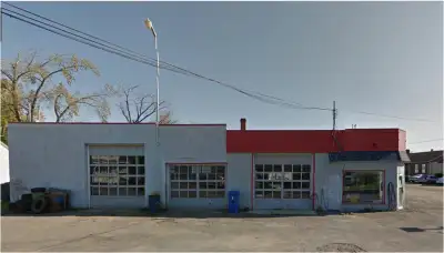 Vaste propriete; commerciale, situe au cœur de la municipalite de Mandeville. Comprend 3 portes gara...