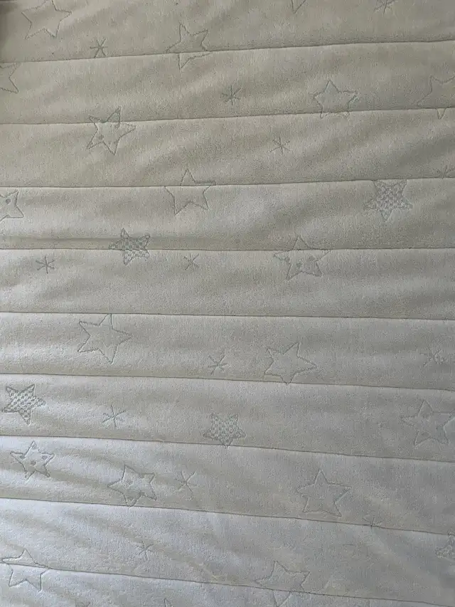 Toddler mattress with protector in Bedding in Oakville / Halton Region - Image 4