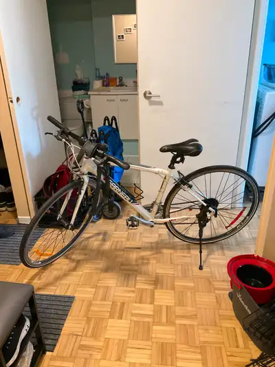 élo Louis Garneau Hybride Femme Blanc comme neuve payé pas loin de 1,000$ Je demande 300.00$ prix fe...