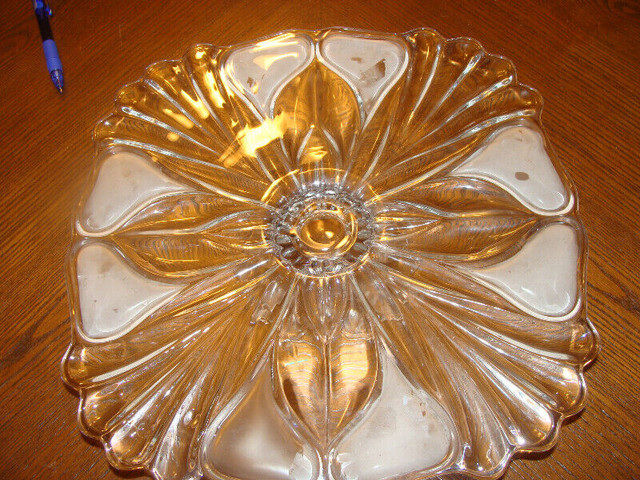 Assiette en cristal, avec pied, idéal pour présenter des gâteaux dans Art et objets de collection  à Laval/Rive Nord - Image 4