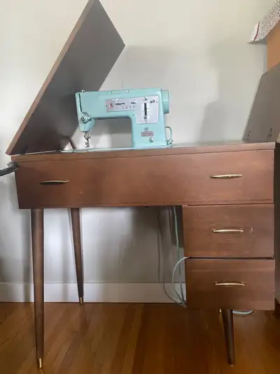 This is a Singer sewing machine with a beautiful ready to tackle your sewing projects with a touch o...