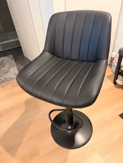 4 chaises de bar noires – Très bon état – Prix négociable si lot, View more