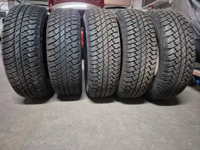 P255/ 70 R18 Bridgestone Dueler A/T Tires/Pneus 4 slightly used and 1 new 4 légèrement usées et 1 ne...