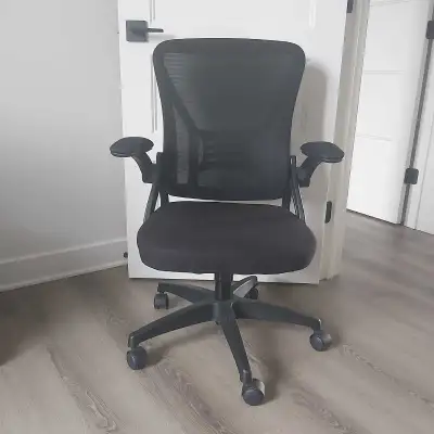 Chaise pour bureau. Fonctionne 100% Utilisé depuis 2 mois. Raison de changement n'ai pas adapter a l...