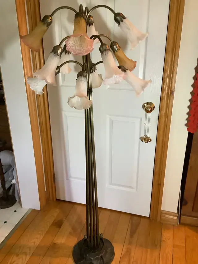 Tiff Sty Floor Lamp w 12 Lily Glass Shades Bronzed Lily Pad Base in Indoor Lighting & Fans in Belleville - Image 4