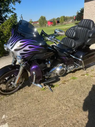 2021 CVO with lots of extras 12” apes slip in’s excellent condition gently used 28000 kms regular sy...