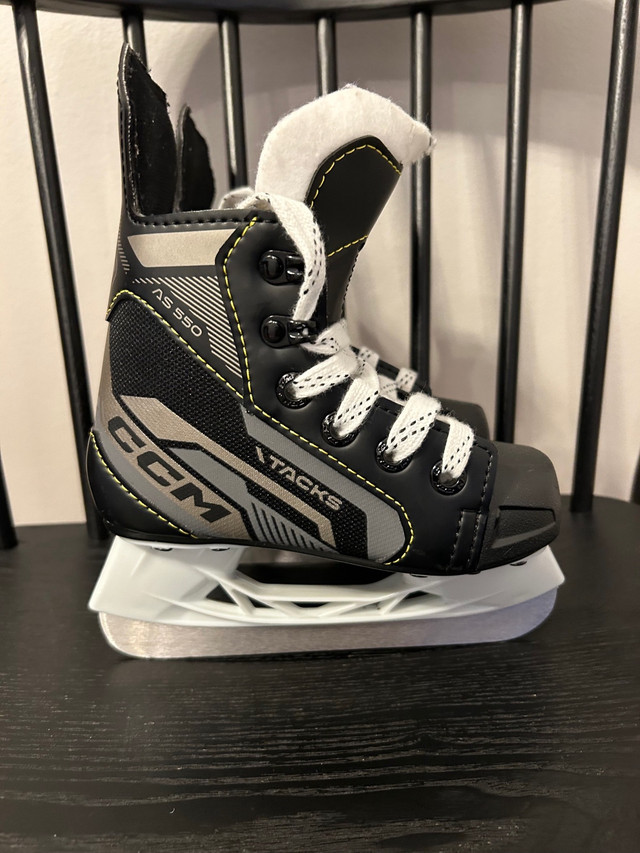 CCM AS 550 skates youth size 8 in Skates & Blades in Calgary - Image 3