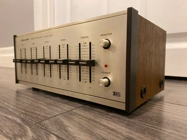 Vintage Realistic Stereo Equalizer in Stereo Systems & Home Theatre in St. Catharines - Image 4