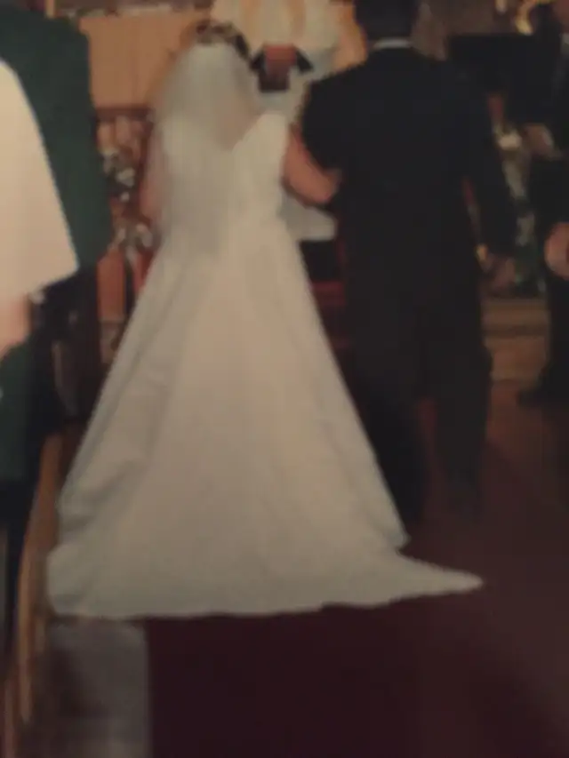 Wedding dress - Alfred Angelo - 18 -$200 in Wedding in Kitchener / Waterloo - Image 5