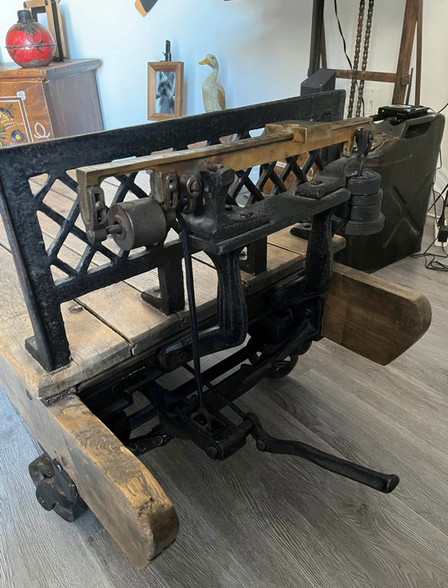 Table de salon balance à charbon antique  dans Art et objets de collection  à Longueuil/Rive Sud - Image 4