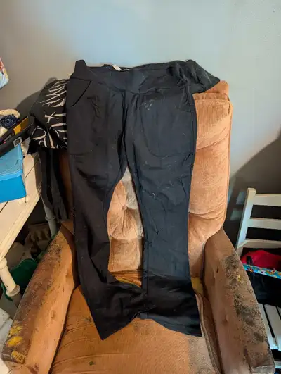 Get ready to move in these black Lululemon pants, size 6! These pants have been well-loved and are i...
