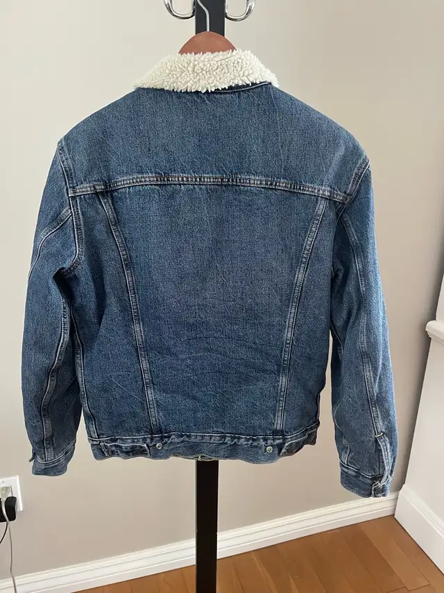 Levi's Sherpa Trucker Jacket- men’s size Small in Men's in Barrie - Image 3