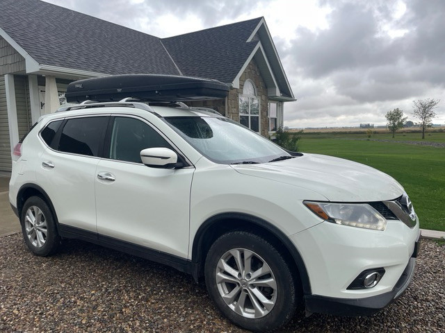 2016 Nissan Rogue-excellent condition in and out in Cars & Trucks in Lethbridge