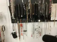 Bijoux, montres, colliers, anneaux, bracelets, boîtes à bijoux
