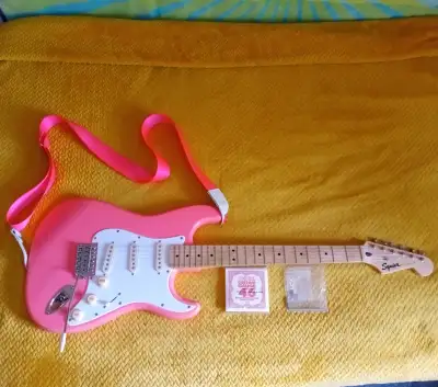 Squier Sonic Stratocaster Maple Fingerboard - Tahitian Coral This model and Color are No longer avai...