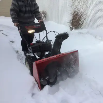 Souffleuse en excellent état - Snowblower in top shape, View more