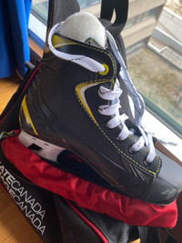 [Almost New] Vic Hockey Senior Skates 5 (with bag and protector)