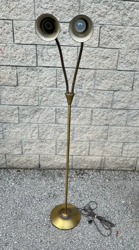 VINTAGE RETRO FLOOR LAMP with 2 BENDABLE LAMPS in Arts & Collectibles in Mississauga / Peel Region - Image 2