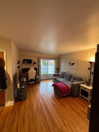 4 1/2 à louer à St-Hyacinthe -Chauffage inclus -2 places de stationnement -cuisine rénovée -plancher...