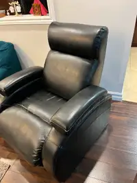 Electric recliner chair / Fauteuil inclinable (very comfortable)