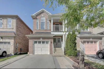 Main floor and second floor of a Semi detached property to rent. The property has 3 bedrooms and 2.5...
