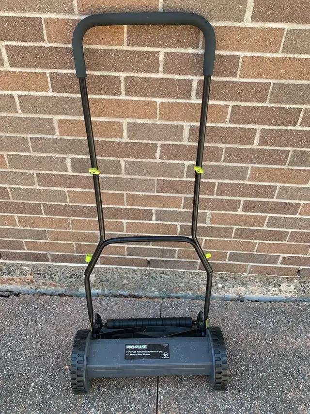 Push lawnmower in Lawnmowers & Leaf Blowers in Oakville / Halton Region - Image 4
