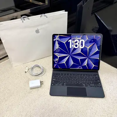 Selling M2, 1TB, 16GB RAM, IPad Pro 12.9", 6th Generation, Wifi + Cellular in beautiful Space Grey C...