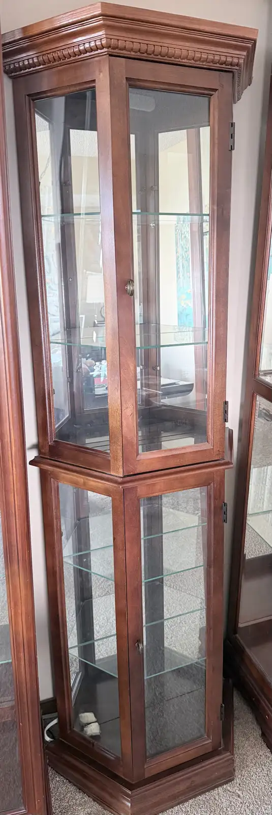 Vintage corner lighted curio cabinet in Hutches & Display Cabinets in Calgary - Image 3