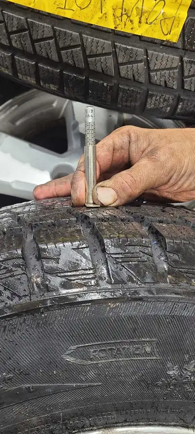 235/70 R16 (160T) Pneu d'hiver Headway Entreposé dans un garage 4 pneus sur Mag de Ford escape Utili...
