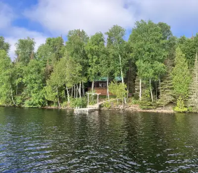 This two-bedroom cottage is located on beautiful Horwood Lake, Horwood Township, in the District of...