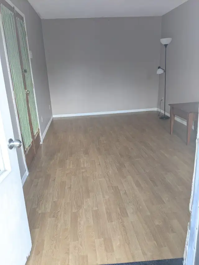 Move in today! Long or short term. Fisher/Meadowlands. ASAP