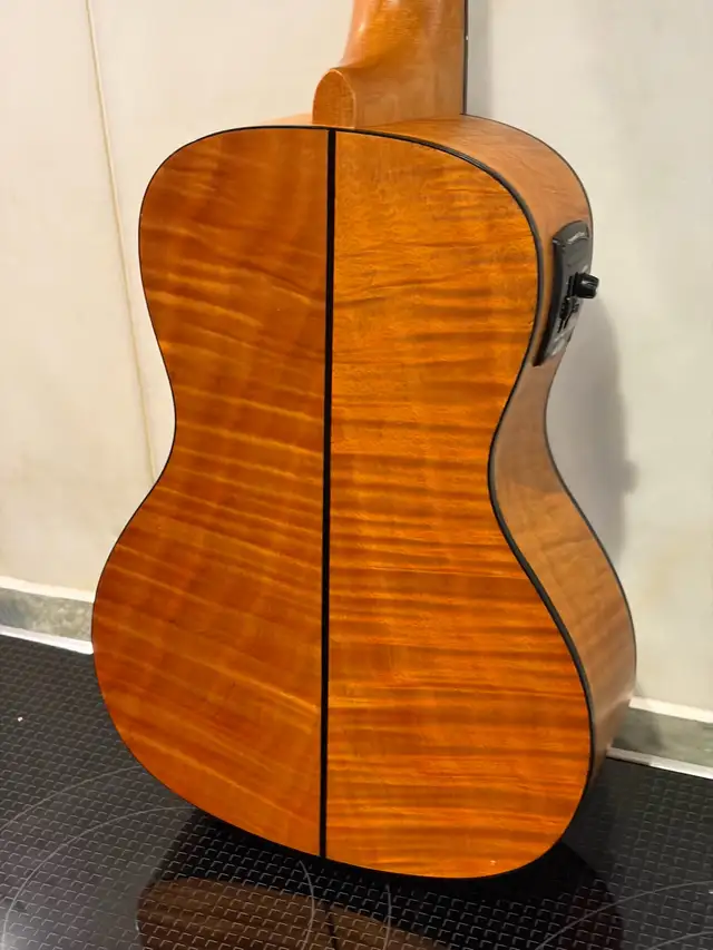 Kala KA-CEM Exotic Mahogany Concert Ukulele with EQ in Guitars in City of Montréal - Image 5