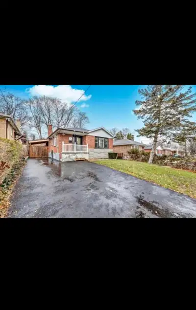 806 Scarborough Gold Club Rd - Scarborough ON Near Markham Road and Ellesmere Road $2950. 3BHK 1 Bat...