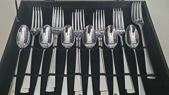 30 piece Flatware Set - comes with gift case in Kitchen & Dining Wares in City of Toronto - Image 8