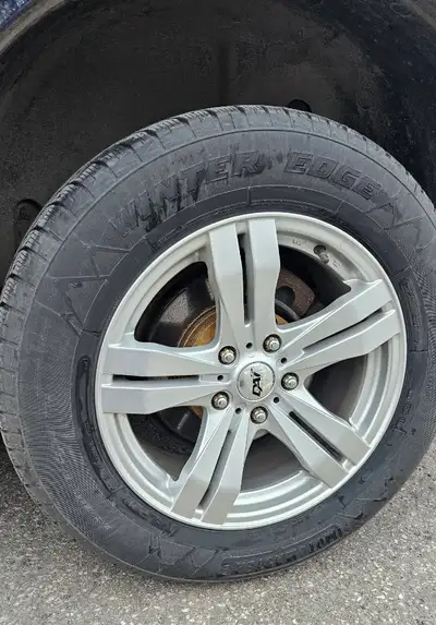 Quatre Pneus d'hiver Motomaster 225/65R17 avec jantes en alliage d'aluminium D.A.T. en bonne conditi...
